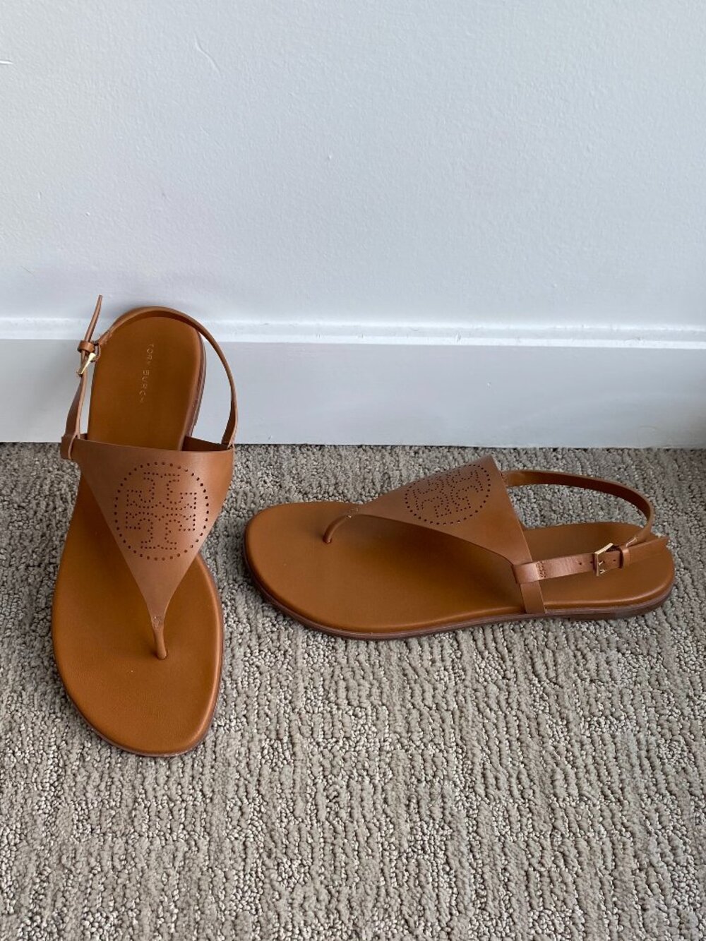 TORY BURCH Capri Perforated TB Logo Leather Thong Sandal Tan Brown Sz 10.5 - Picture 2 of 4